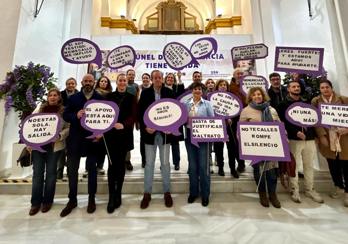 REPRESENTANTES DE LOS DISTINTOS ORGANISMOS POSAN CON LOS ESLOGAN.