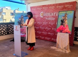 Nuria Barrios durante la explicación del contenido de su cartel y los representantes de las entidades colaboradoras.