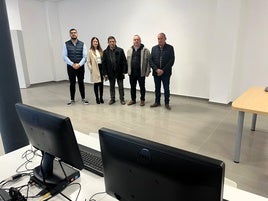 REYES DURANTE SU VISITA A LAS INSTALACIONES.