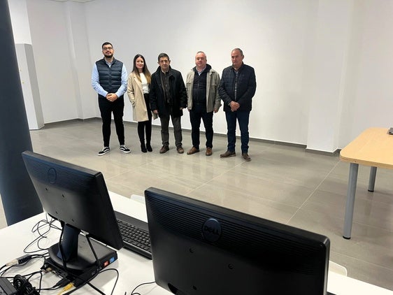 REYES DURANTE SU VISITA A LAS INSTALACIONES.