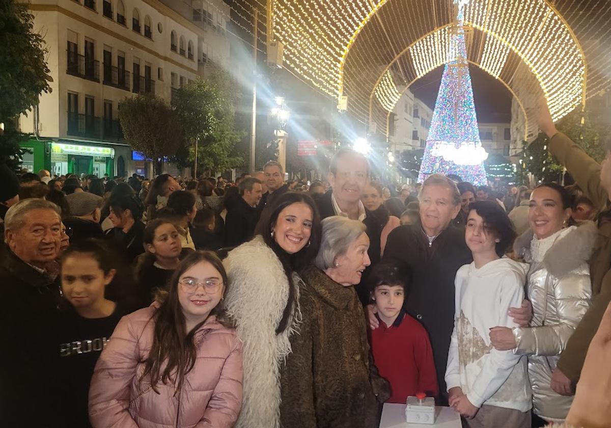 JESUS LOZANO Y FRANCISCO CARMONA CON FAMILIARES DEL EMPRESARIO EN EL ACTO DE INAUGURACIÓN,