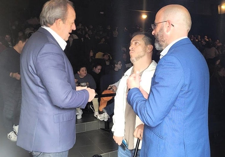 El 'Langui' conversa con Francisco Carmona y Manuel Mezquita antes de la proyección del corto.