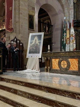 El hermano mayor y el presidente de la Cofradía Matriz, delante del cartel del octavo centenario.