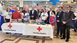 Los responsables de ambas instituciones posan con el alcalde ayer en las instalaciones de Carrefour.