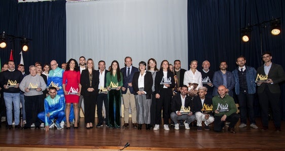 LOS DEPORTISTAS E INSTITUCIONES GALARDONADAS POSAN CON LAS AUTORIDADES.