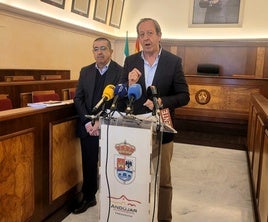MANUEL FERNÁNDEZ Y EL ALCALDE DURANTE LA EXPOSICIÓN.