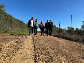 Luis Villa con el alcalde y los operarios en uno de los caminos adecentadosl