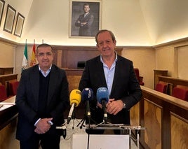 MANUEL FERNÁNDEZ Y FRANCISCO CARMONA, EL DÍA DE LA PRESENTACIÓN DE LAS CUENTAS MUNICIPALES.