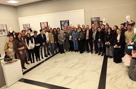 ELENCO DE PATROCINADORES, ARTISTAS, DISEÑADORES EN LA FOTO DE FAMILIA CON MOTIVO DE LA INAUGURACIÓN DE LA EXPOSICIÓN.