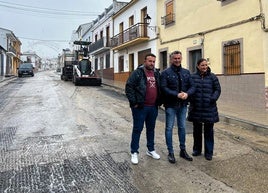Agea durante su visita a las obras de la calle.