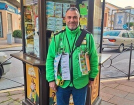 LUIS RUANO EN SU PUESTO DE VENTA.