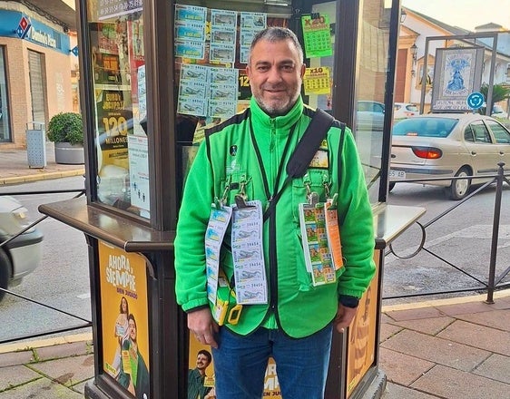 LUIS RUANO EN SU PUESTO DE VENTA.