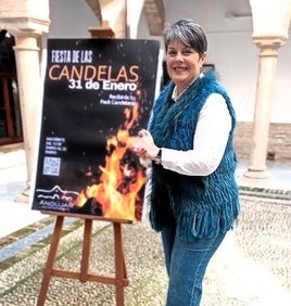 ROSA SOLA POSA CON EL CARTEL DE LA PRESENTE EDICIÓN.