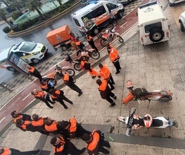 Integrantes de Protección Civil en la puerta de su sede.