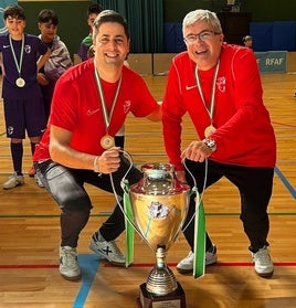 LA SAGA ALDEHUELA POSA CON EL TROFEO Y CON EL EQUIPO CAMPEÓN.