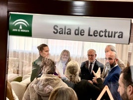 ESTRELLA, ÁNGELA HIDALGO, FRANSCISCO CARMONA Y MIEMBROS DE LA CORPORACIÓN MUNICIPAL EN LA SALA DE LECTURA.
