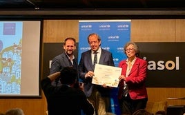 EL ALCALDE, FRANCISCO CARMONA, HA RECIBIDO LA DISTINCIÓN.