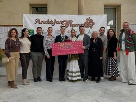 EL GANADOR DE MUEVETE FLAMENCA Y LA MEJOR MODELO POSAN CON EL JURADO Y PASO DE NUESTRO PADRE JESUS DE LA SALUD POR SANTA MARIA.