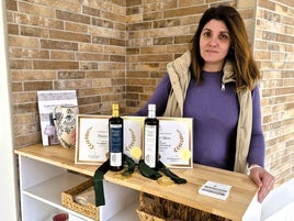 CRISTINA PLAZA POSA CON LOS ACEITES PREMIADOS.