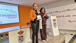 MARÍA JOSÉ GUTIÉRREZ ENTREGÓ LOS GALARDONES A LAS PERSONAS PREMIADAS.