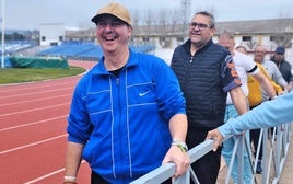 Personas que se integra en los talleres de Afemac en una de la actiividades desarrollladas en el polideportivo municipal.