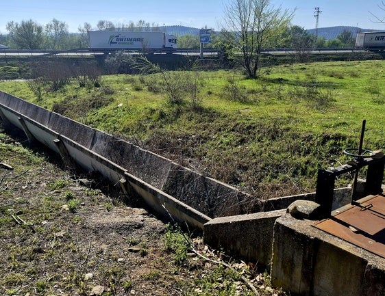 CANAL DE RIEGO, A LA ALTURA DE LA AUTOVÍA.