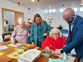 Ángela Hidalgo con el edil Manuel Mezquita y dos residentes. ideal
