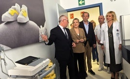 Jesús Estrella, Elena González, Francisco Carmona y directivos y profesionales en una dependencia.