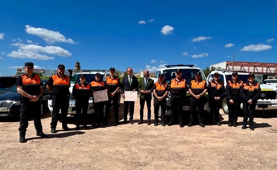 EL ALCALDE Y MANUEL MEZQUITA CON LOS MIEMBROS DE PROTECCIÓN CIVIL.