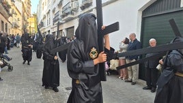 PENITENTES DE LA COFRADÍA DE LA VERA CRUZ PORTAN LA CRUZ EN LA PROCESIÓN DE ESTE DOMINGO DE RAMOS DE NUESTRO PADRE JESÚS NAZARENO.