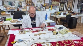 PEDRO PALENCIANO TRABAJA EN SU TALLER DE ANDÚJAR.