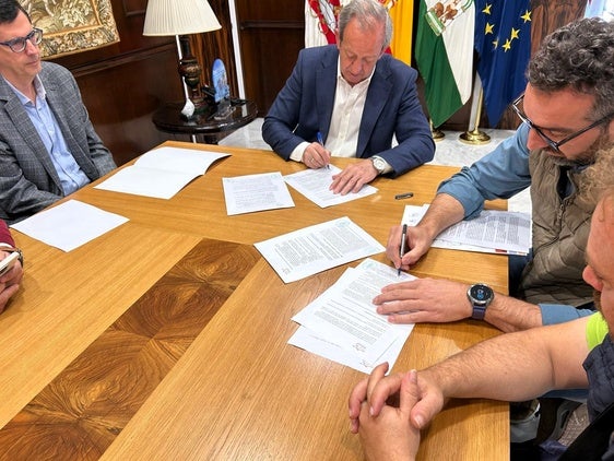 El Ayuntamiento de Andújar firma un convenio con los constructores para impulsar la contratación juvenil