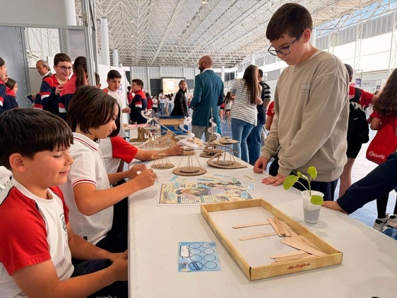Los jóvenes estimulan su curiosidad e imaginación