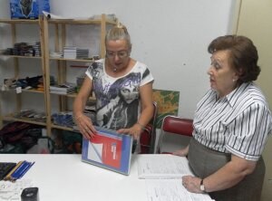 Cruz Roja detecta el drama del paro en la entrega de material escolar