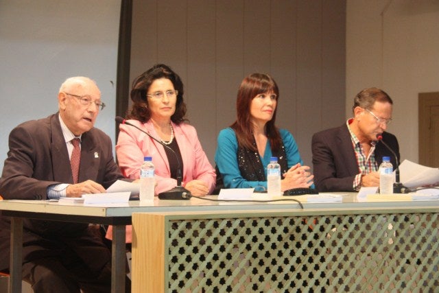 Micaela  Navarro  presenta un libro con relatos y pinturas  realizadas por personas  mayores