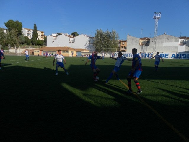 El Iliturgi vapulea al Vilches (4-0) y recupera la alegría ofensiva con la vuelta del ariete Devés
