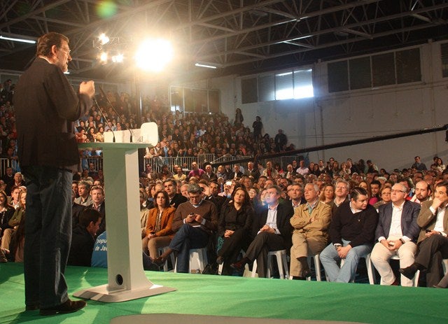 Andújar arropa a Rajoy y Arenas en un abarrotado Polideportivo Municipal