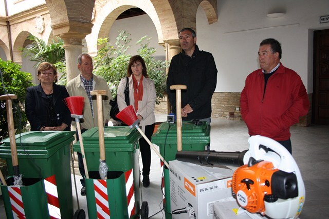 Medio Ambiente entrega material de limpieza a las pedanías