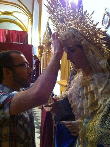 José Javier Fernández, vestidor del Buen Remedio: "vestir a las imágenes es un arte, cada creación es única e irrepetible"