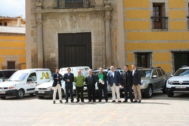 Empresarios locales ceden al Ayuntamiento 10 vehículos para el transcurso de la Romería