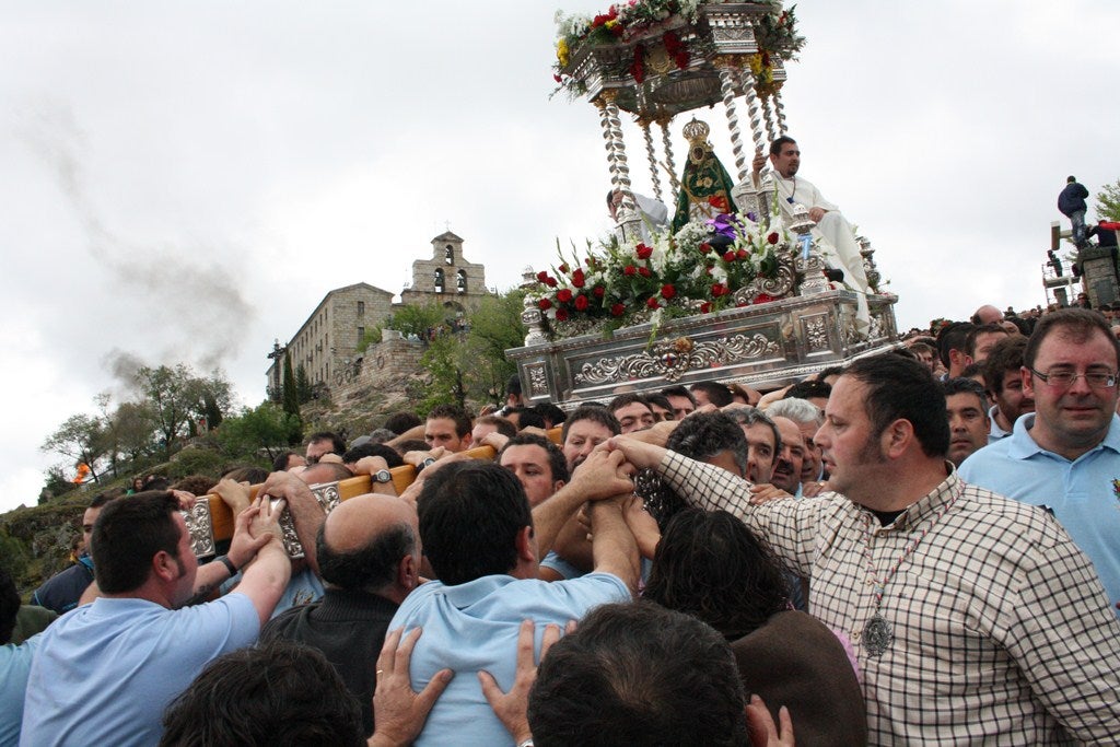 El cielo se abre ante la Virgen de la Cabeza