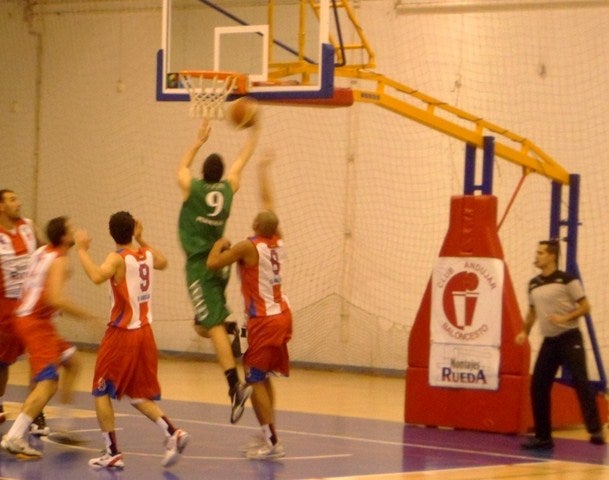 El Montajes Rueda CB de Andújar gana su primer partido casero en EBA y se aúpa a la tercera posición