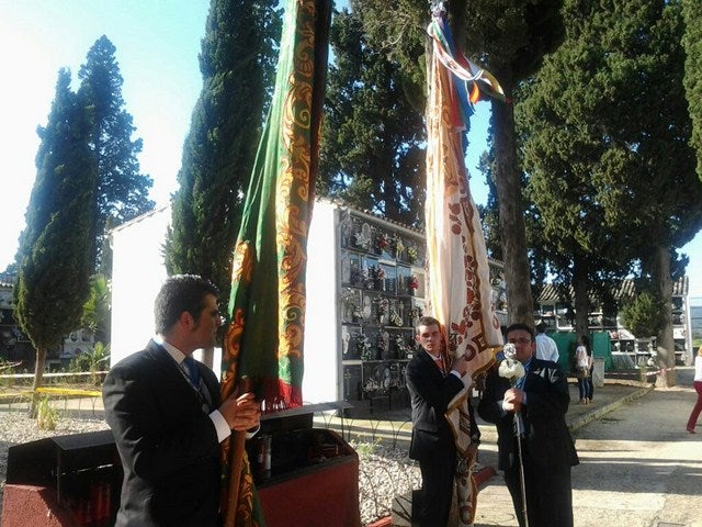 El convite de banderas anunció ayer la llegada de la Romería de la Virgen de la Cabeza