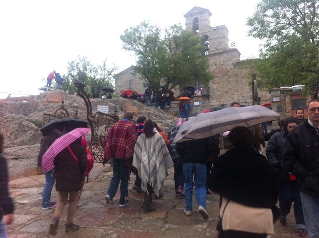 La lluvia, un año más, impide que la misa se haga en el exterior de la Basílica