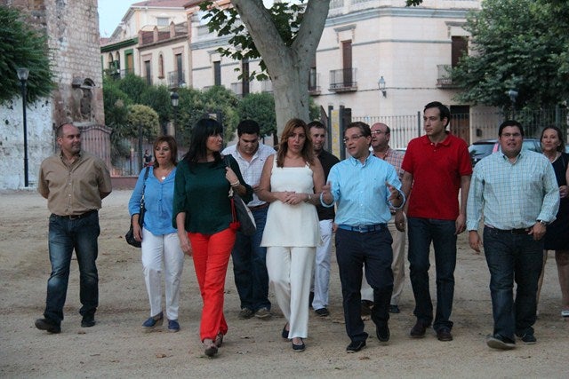 La candidata a las primarias socialistas andaluzas, Susana Díaz, acompaña al PSOE en el Día de la Rosa