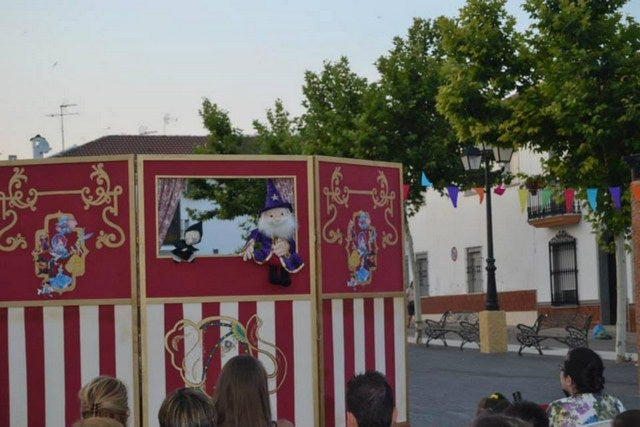 Los alumnos del curso de monitor de tiempo libre de Marmolejo crean las obras de la sesión de cuentacuentos de títeres