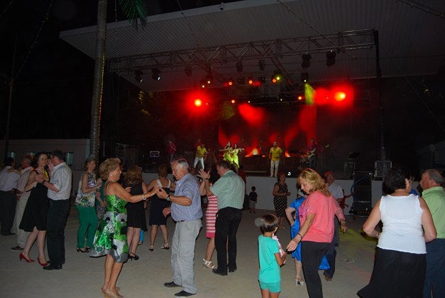 La orquesta Melodías revoluciona el recinto ferial de Villanueva