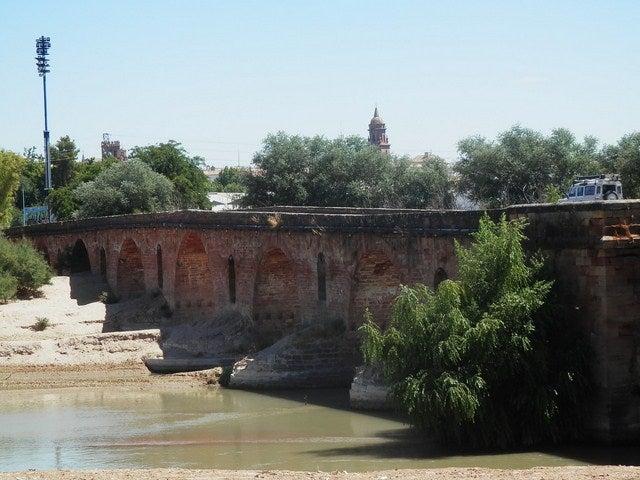 La plataforma Izonoin pide que se recupere el cauce del río Guadalquivir y se limpien los lodos del Puente Romano