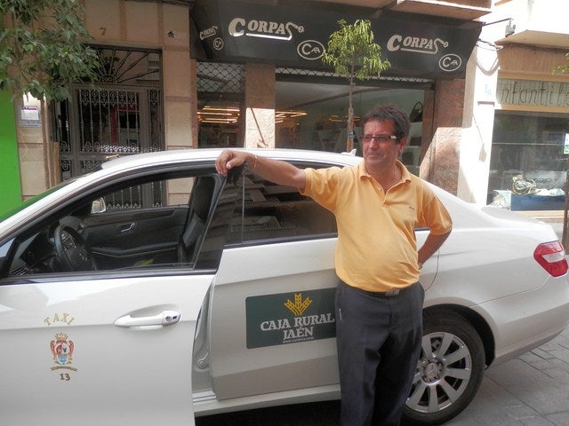 Los taxistas de la ciudad piden más sombras y mejor señalización de las paradas