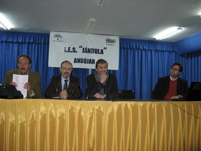 Ángel Menéndez incentiva el espíritu crítico de los alumnos del IES Jándula con una conferencia